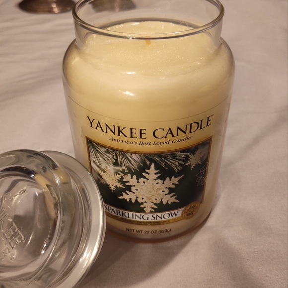 NEW! YANKEE CANDLE 22oz Sparkling Snow - Picture 2 of 6